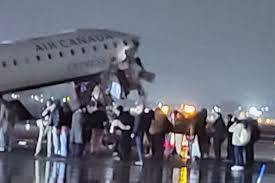 अमेरिका में बड़ा हादसा: न्यूयॉर्क एयरपोर्ट पर ट्रक से टकराया विमान, उड़े परखच्चे; कई लोग घायल…