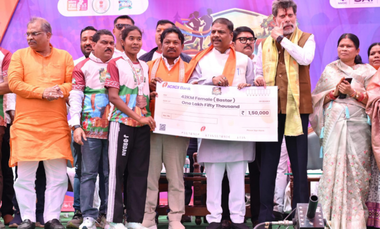 रायपुर : कुसुम ने दृढ़ इच्छाशक्ति और कठिन परिश्रम से बस्तर हेरिटेज मैराथन में लहराया जीत का परचम…