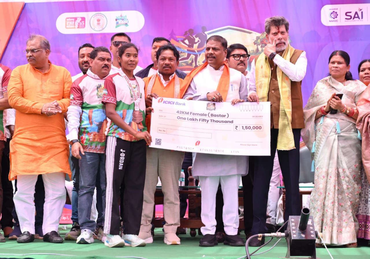 रायपुर : कुसुम ने दृढ़ इच्छाशक्ति और कठिन परिश्रम से बस्तर हेरिटेज मैराथन में लहराया जीत का परचम…