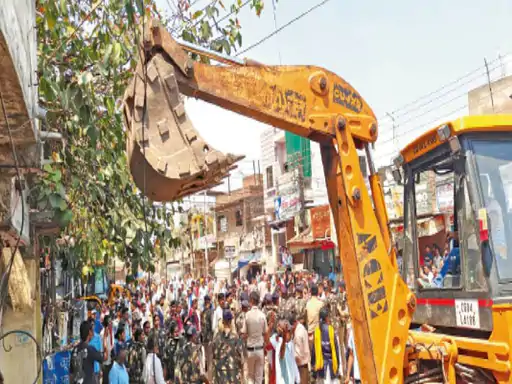 पहाड़ी चौक–शुक्रवारी बाजार रोड चौड़ीकरण: विरोध के बीच चला बुलडोजर, 40 मकान ढहे; अब रोज सख्ती, 3 लाख से ज्यादा लोगों को जाम से राहत…