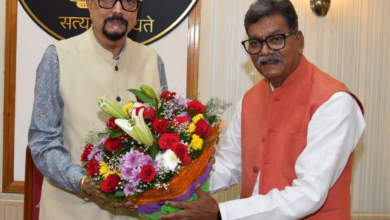 रायपुर : राज्यपाल श्री डेका से नेता प्रतिपक्ष श्री महंत ने सौजन्य भेंट की… रायपुर : राज्यपाल श्री डेका से नेता प्रतिपक्ष श्री महंत ने सौजन्य भेंट की…