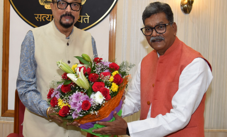 रायपुर : राज्यपाल श्री डेका से नेता प्रतिपक्ष श्री महंत ने सौजन्य भेंट की…