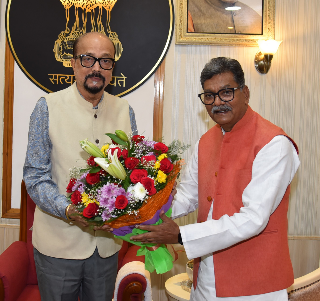 रायपुर : राज्यपाल श्री डेका से नेता प्रतिपक्ष श्री महंत ने सौजन्य भेंट की…