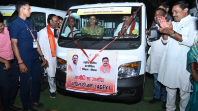 रायपुर : कबीरधाम में ‘दीदियों’ ने संभाली स्टीयरिंग, उपमुख्यमंत्री श्री शर्मा बने पैसेंजर… रायपुर : कबीरधाम में ‘दीदियों’ ने संभाली स्टीयरिंग, उपमुख्यमंत्री श्री शर्मा बने पैसेंजर…