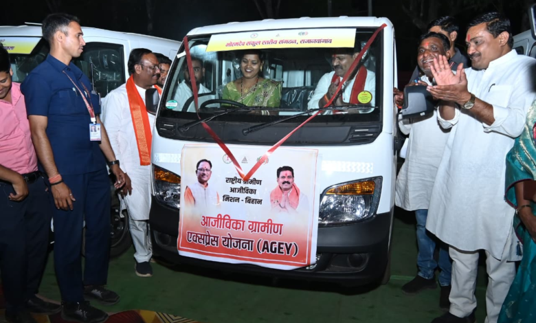 रायपुर : कबीरधाम में ‘दीदियों’ ने संभाली स्टीयरिंग, उपमुख्यमंत्री श्री शर्मा बने पैसेंजर…