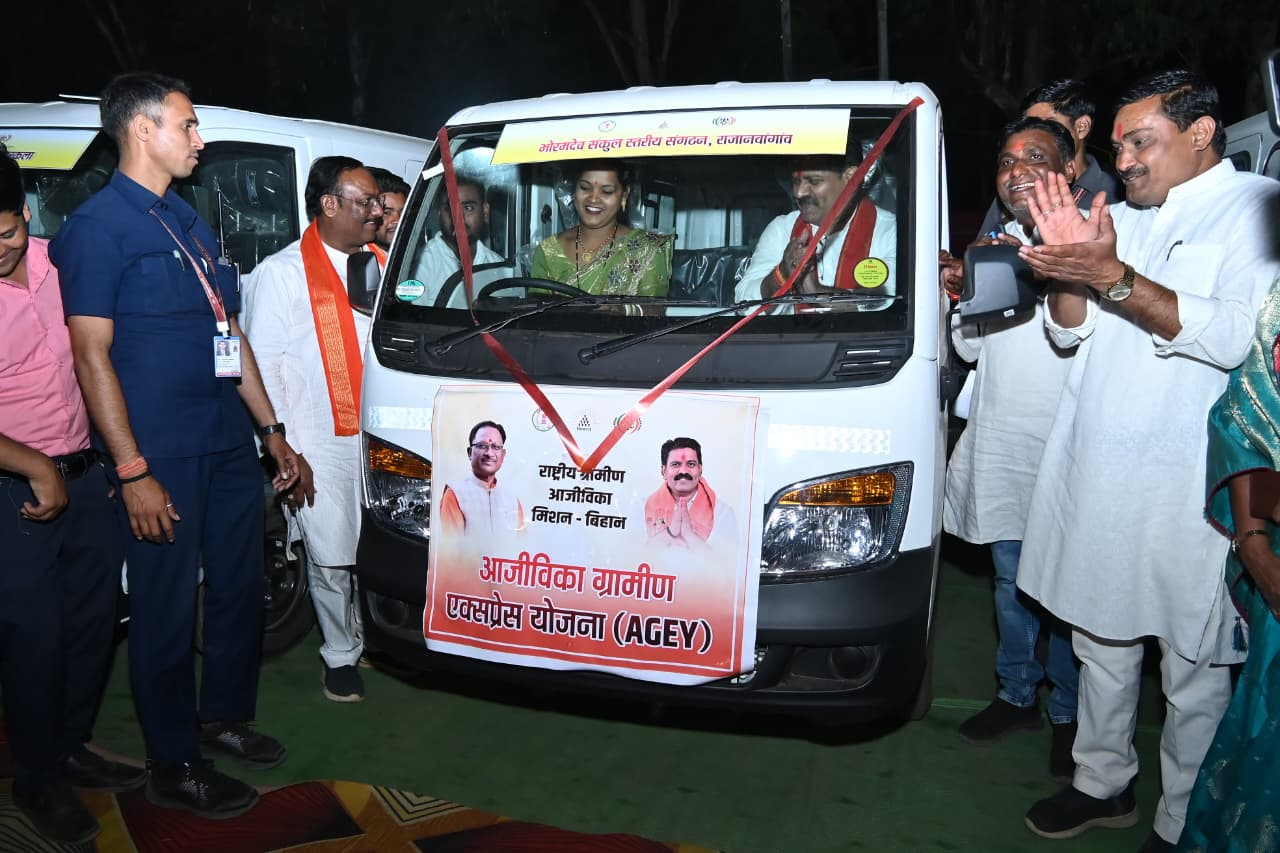 रायपुर : कबीरधाम में ‘दीदियों’ ने संभाली स्टीयरिंग, उपमुख्यमंत्री श्री शर्मा बने पैसेंजर…