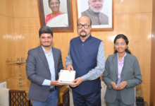 रायपुर : राज्यपाल श्री डेका से यूनीसेफ के इमेजिन वेंचर के प्रथम भारतीय पुरस्कार विजेता ने की सौजन्य भेंट… रायपुर : राज्यपाल श्री डेका से यूनीसेफ के इमेजिन वेंचर के प्रथम भारतीय पुरस्कार विजेता ने की सौजन्य भेंट…