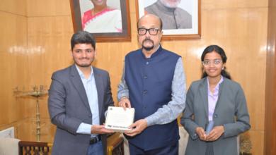 रायपुर : राज्यपाल श्री डेका से यूनीसेफ के इमेजिन वेंचर के प्रथम भारतीय पुरस्कार विजेता ने की सौजन्य भेंट… रायपुर : राज्यपाल श्री डेका से यूनीसेफ के इमेजिन वेंचर के प्रथम भारतीय पुरस्कार विजेता ने की सौजन्य भेंट…