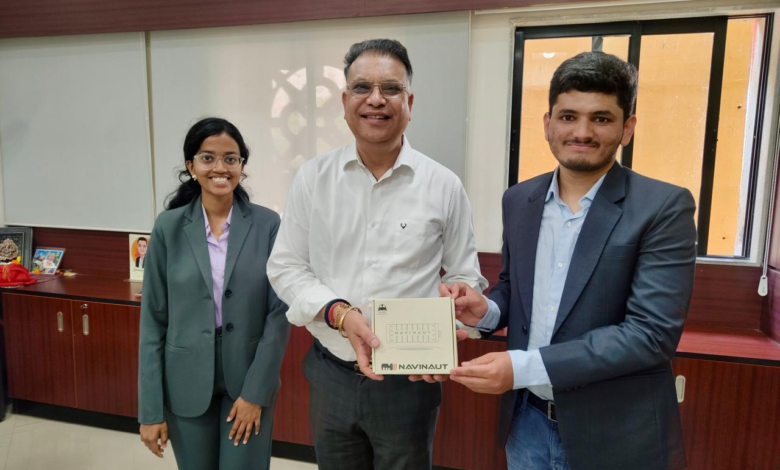 रायपुर : समाज कल्याण सचिव श्री भुवनेश यादव से मिले युवा इनोवेटर रवि किरण; दिव्यांगजनों के सशक्तिकरण के लिए पेश की ‘Navinaut’ और ‘SignX’ तकनीक…