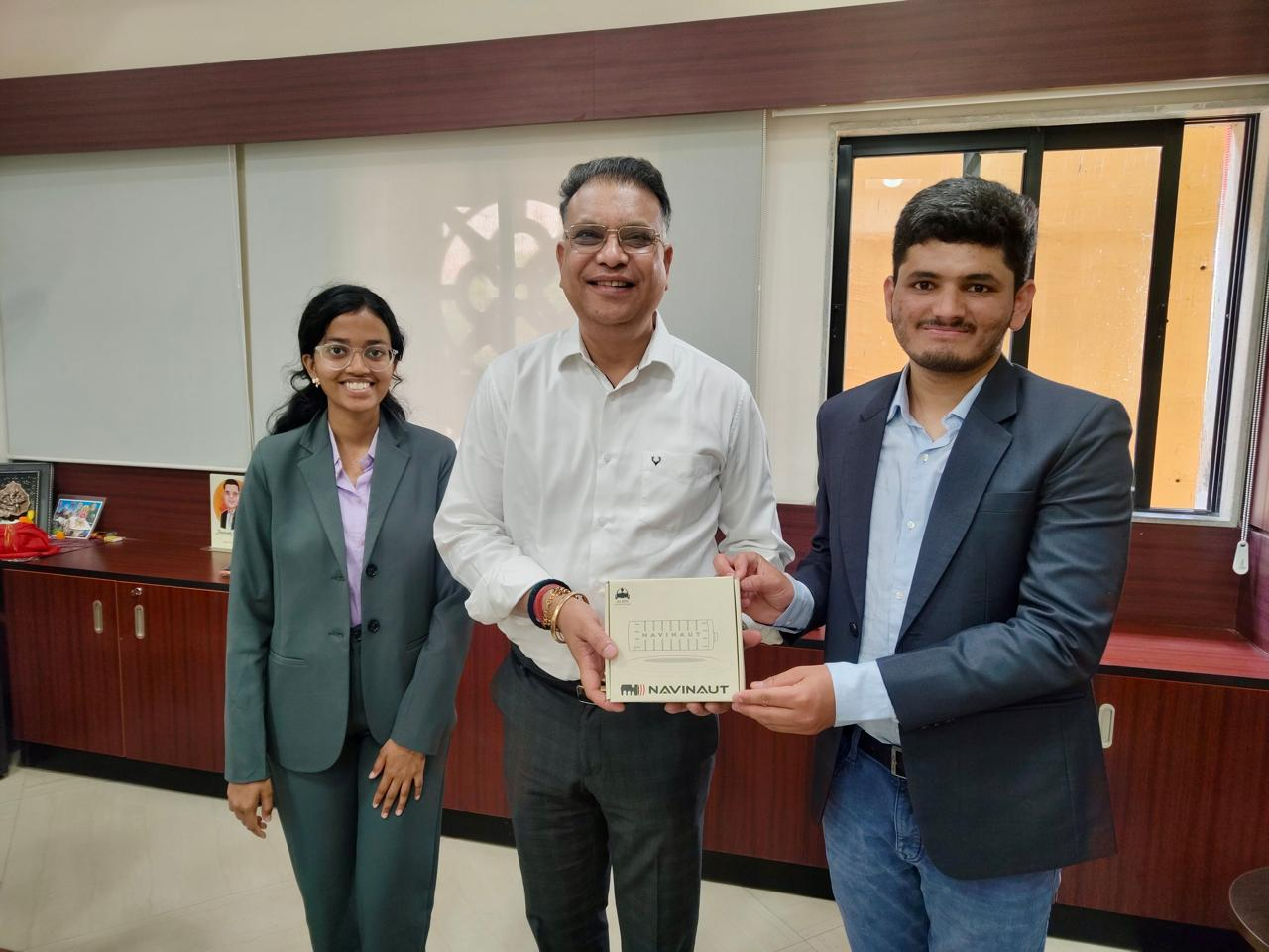 रायपुर : समाज कल्याण सचिव श्री भुवनेश यादव से मिले युवा इनोवेटर रवि किरण; दिव्यांगजनों के सशक्तिकरण के लिए पेश की ‘Navinaut’ और ‘SignX’ तकनीक…