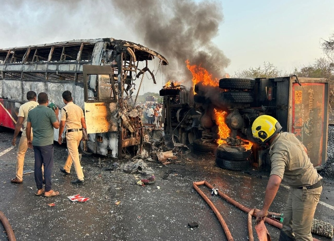 आंध्र प्रदेश में बड़ा हादसा, बजरी लदे डंपर से टक्कर के बाद बस में लगी आग; 14 लोगों की मौत… आंध्र प्रदेश में बड़ा हादसा, बजरी लदे डंपर से टक्कर के बाद बस में लगी आग; 14 लोगों की मौत…