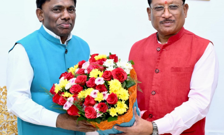 रायपुर : मुख्यमंत्री श्री विष्णु देव साय से गोवा के खेल एवं जनजातीय कल्याण मंत्री श्री रमेश तावड़कर की सौजन्य भेंट…