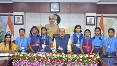 रायपुर : राज्यपाल श्री डेका से धमतरी के सुदूर वनांचल क्षेत्र के प्रतिभाशाली बच्चों ने की आत्मीय मुलाकात…
