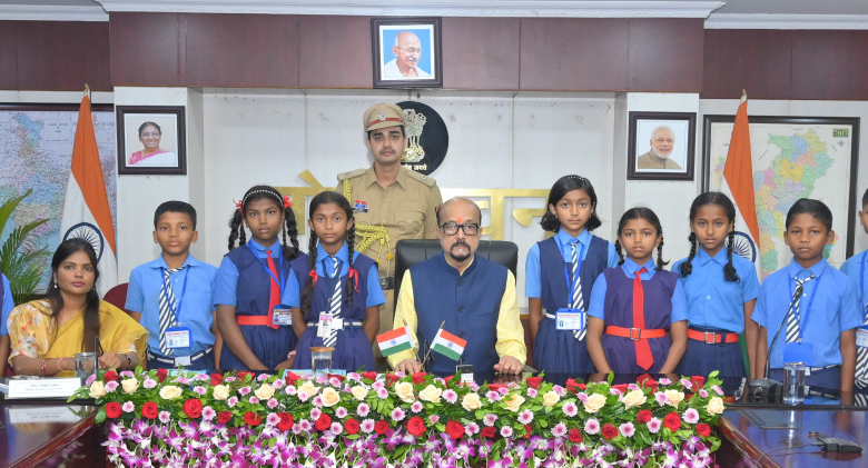 रायपुर : राज्यपाल श्री डेका से धमतरी के सुदूर वनांचल क्षेत्र के प्रतिभाशाली बच्चों ने की आत्मीय मुलाकात…