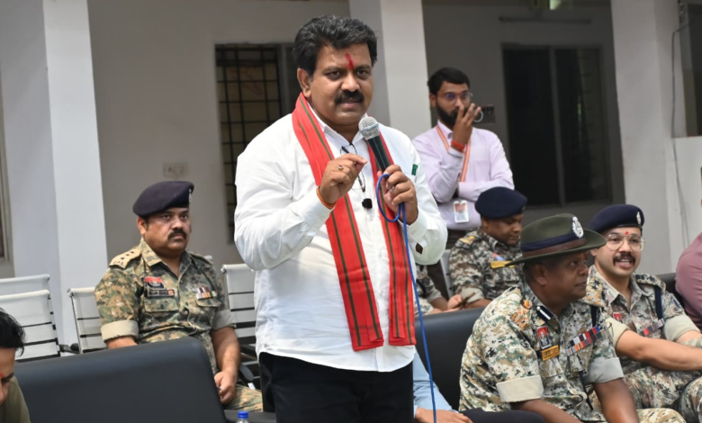 रायपुर : उपमुख्यमंत्री श्री विजय शर्मा ने पुनर्वास केंद्र दंतेवाड़ा में युवाओं से की मुलाकात…