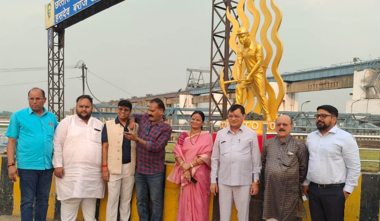 रायपुर : उद्योग मंत्री ने कोलमैन की प्रतिमा का किया अनावरण… रायपुर : उद्योग मंत्री ने कोलमैन की प्रतिमा का किया अनावरण…