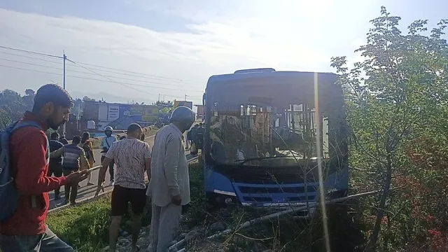 बिलासपुर से धर्मशाला जा रही HRTC बस दुर्घटनाग्रस्त, अनियंत्रित होकर सड़क से खेतों में पहुंची; 25 यात्री थे सवार…