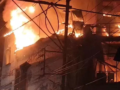 दुर्ग में दो मंजिला फुटवियर शॉप में भीषण आग, 4 दुकानें जलकर खाक: दूर-दूर तक दिखीं लपटें, 1 करोड़ का नुकसान; शॉर्ट सर्किट की आशंका… दुर्ग में दो मंजिला फुटवियर शॉप में भीषण आग, 4 दुकानें जलकर खाक: दूर-दूर तक दिखीं लपटें, 1 करोड़ का नुकसान; शॉर्ट सर्किट की आशंका…