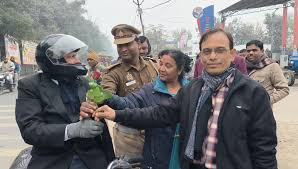 वाहन चालकों को गुलाब और चॉकलेट देकर दिया गया सड़क सुरक्षा का संदेश…