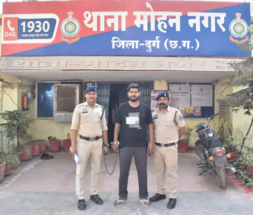 दुर्ग की सब्जी मंडी में नशीली दवाएं बेचते युवक को पुलिस ने किया गिरफ्तार, आरोपी के पास से 72 नशीले कैप्सूल बरामद; न्यायिक हिरासत में भेजा गया…