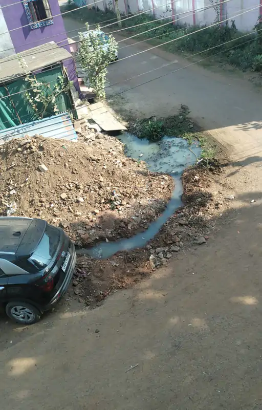 राधिका नगर: सड़क किनारे गड्ढा खोदकर छोड़ा गया, राहगीरों और वाहनों के लिए बना हादसे का खतरा…
