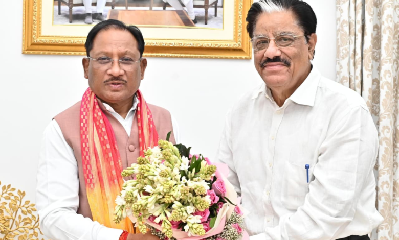 रायपुर : मुख्यमंत्री से राज्य नीति आयोग के नवनियुक्त उपाध्यक्ष श्री गणेश शंकर मिश्रा ने की सौजन्य मुलाकात…