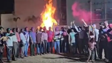 दुर्ग में विभिन्न स्थानों पर होलिका दहन: पारंपरिक विधि से पूजा-अर्चना के बाद शुभ मुहूर्त में जलाई गई होलिका, आज भी कई स्थानों पर होगा दहन… दुर्ग में विभिन्न स्थानों पर होलिका दहन: पारंपरिक विधि से पूजा-अर्चना के बाद शुभ मुहूर्त में जलाई गई होलिका, आज भी कई स्थानों पर होगा दहन…