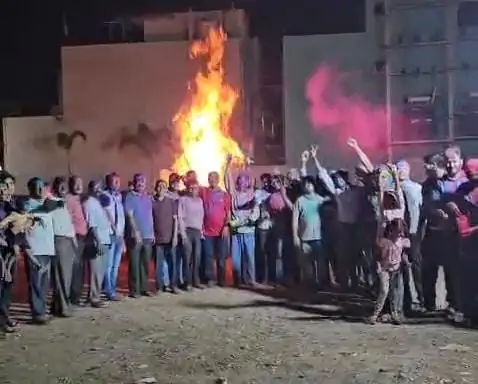 दुर्ग में विभिन्न स्थानों पर होलिका दहन: पारंपरिक विधि से पूजा-अर्चना के बाद शुभ मुहूर्त में जलाई गई होलिका, आज भी कई स्थानों पर होगा दहन…