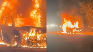 कार में लगी भीषण आग, बुझाने में देरी से दूसरी वाहन भी चपेट में आया… कार में लगी भीषण आग, बुझाने में देरी से दूसरी वाहन भी चपेट में आया…