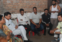 रायपुर : उद्योग मंत्री देवांगन ने शोकाकुल परिवार से मिलकर व्यक्त की गहरी संवेदना… रायपुर : उद्योग मंत्री देवांगन ने शोकाकुल परिवार से मिलकर व्यक्त की गहरी संवेदना…