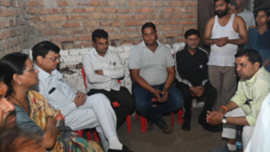 रायपुर : उद्योग मंत्री देवांगन ने शोकाकुल परिवार से मिलकर व्यक्त की गहरी संवेदना… रायपुर : उद्योग मंत्री देवांगन ने शोकाकुल परिवार से मिलकर व्यक्त की गहरी संवेदना…