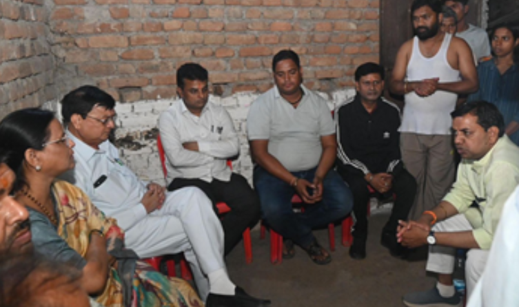 रायपुर : उद्योग मंत्री देवांगन ने शोकाकुल परिवार से मिलकर व्यक्त की गहरी संवेदना… रायपुर : उद्योग मंत्री देवांगन ने शोकाकुल परिवार से मिलकर व्यक्त की गहरी संवेदना…