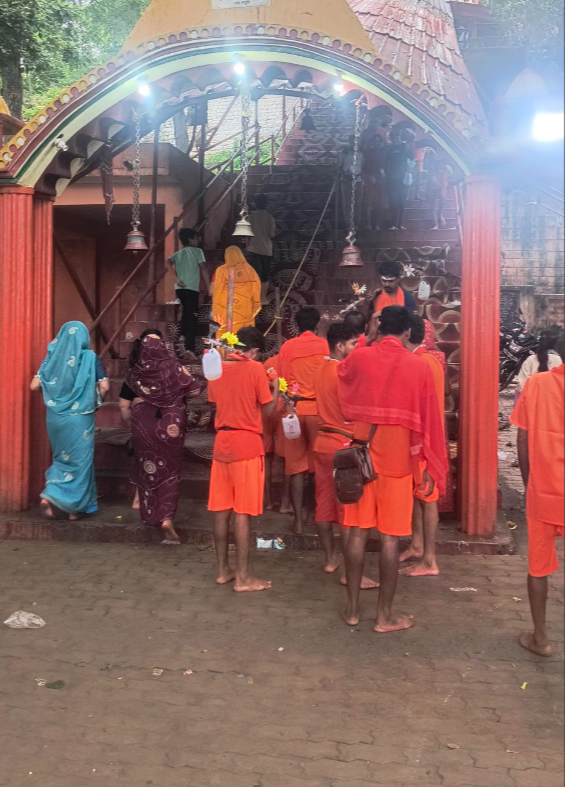 🔱 सावन के दूसरे सोमवार पर लालापुर मनकामेश्वर मंदिर में उमड़ी आस्था, कांवड़ियों ने किया जलाभिषेक