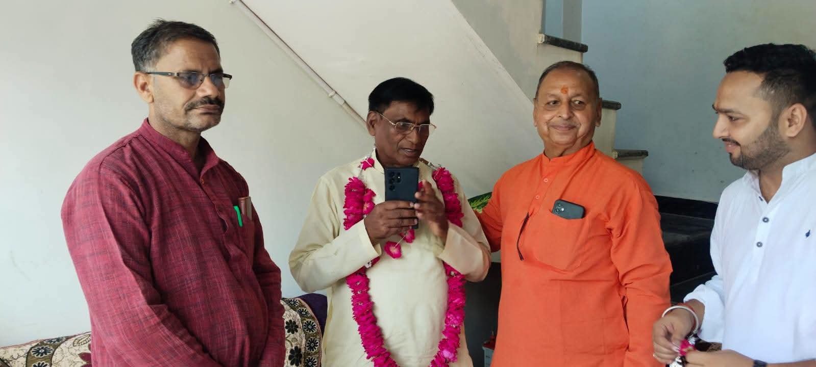जसरा में पूर्व सैनिक रामकृष्ण मिश्रा से मिले बारा विधायक वाचस्पति, स्थानीय समस्याओं पर हुई चर्चा जसरा में पूर्व सैनिक रामकृष्ण मिश्रा से मिले बारा विधायक वाचस्पति, स्थानीय समस्याओं पर हुई चर्चा